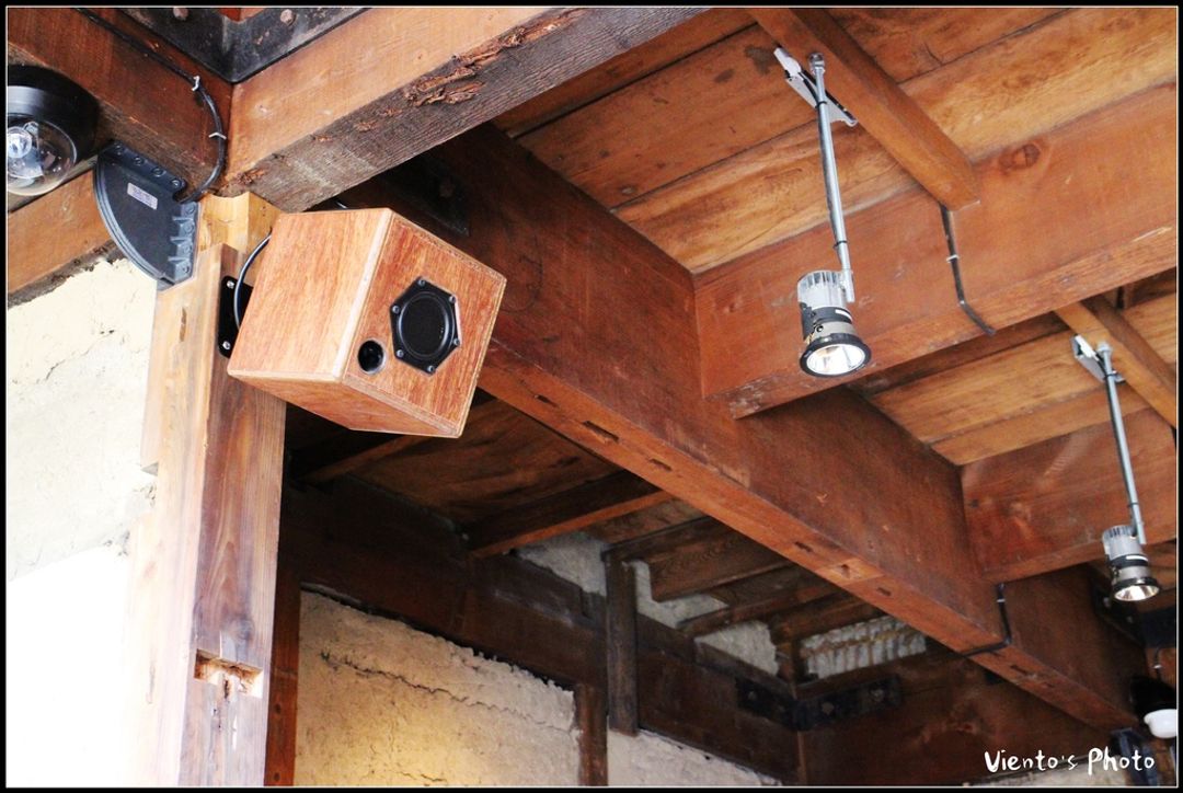 【盡可能將天花板的視覺干擾物降到最低，因此音響也是採用木製音響，與天花板結合】