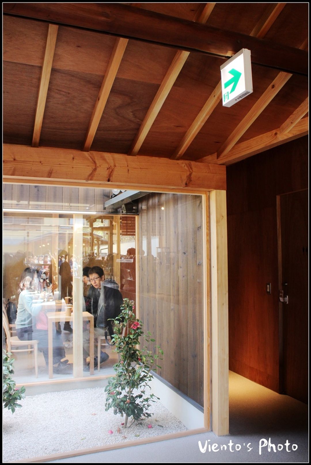【室內空間其實十分寬敞，還有一處小庭園，讓訪客在室內享用咖啡時也能感受日式庭園藝術】