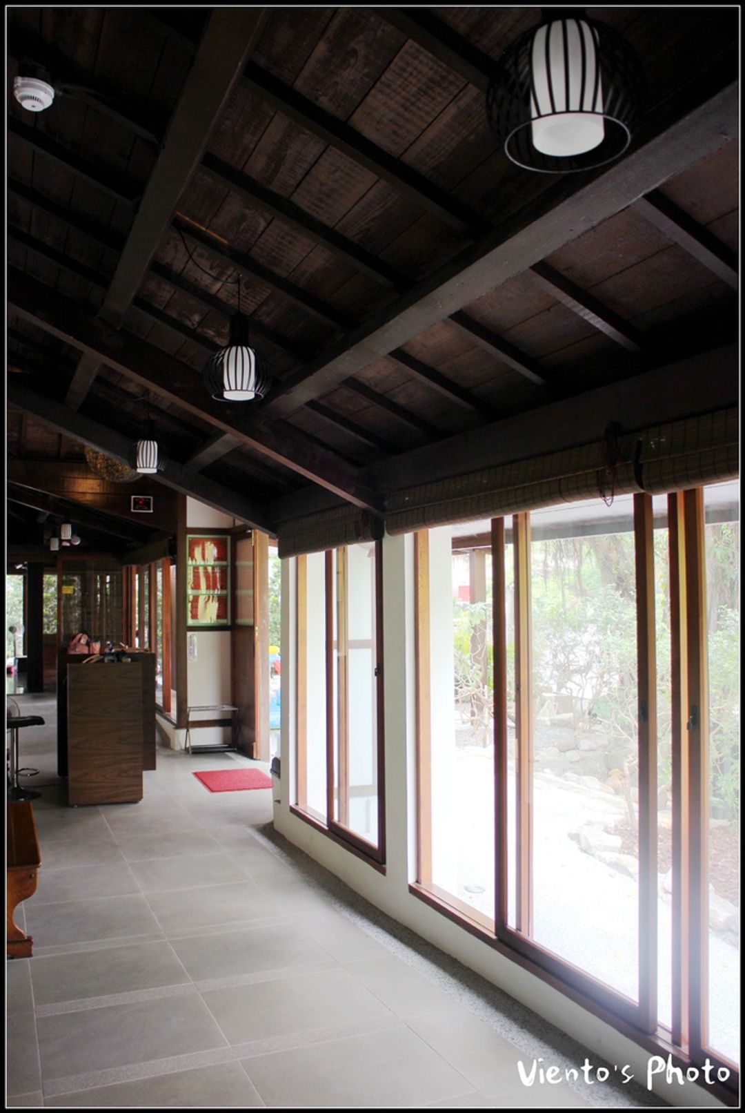 【重新打造的木頭屋頂，讓整體空間迷漫著濃厚的日本氣息，溫和的色調令人感到放鬆】