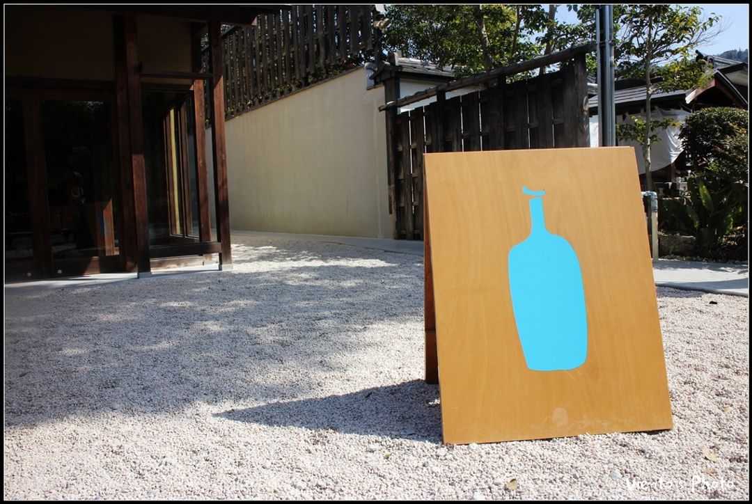 【走在往南禪寺的路上，一眼就可以看見京都藍瓶咖啡的木製招牌，絕對不會錯過它】