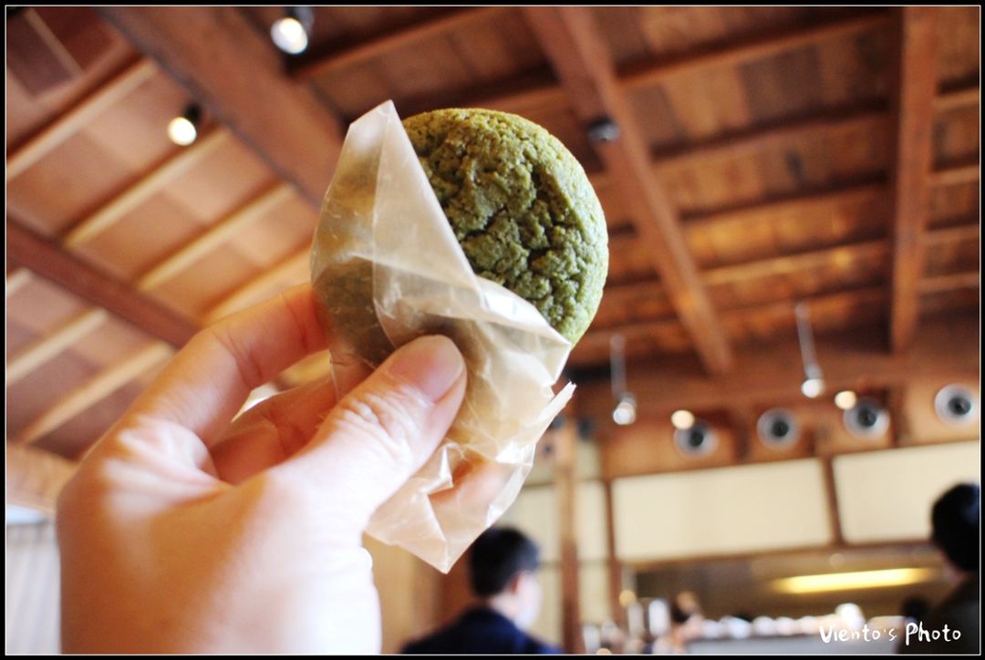 【小點心我選擇了京都限定的抹茶薄荷餅乾，口感鬆軟，雖然偏甜但是依舊齒頰留香，非常適合搭配咖啡】