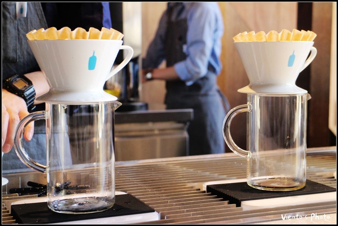 【手沖咖啡使用自家品牌的的單孔陶瓷濾杯，由麻省理工的物理學家用了五年發想，費時一年研發製造】