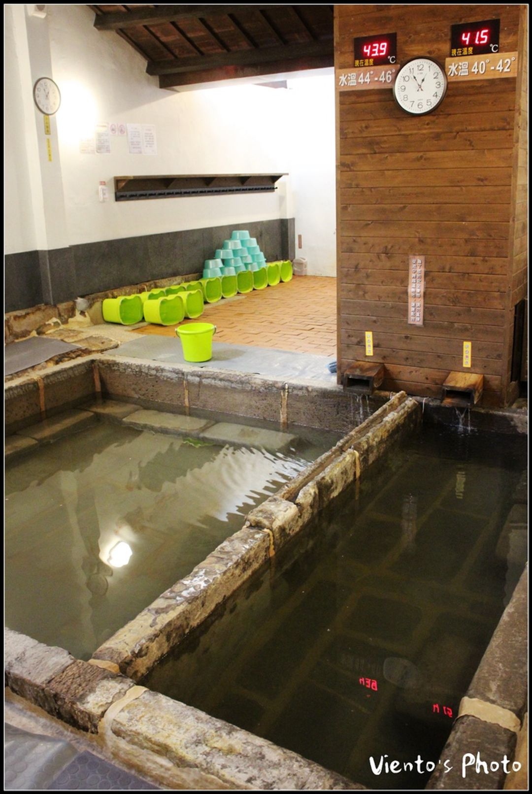 【女浴場的兩池分成兩種溫度，是為了服務不同湯友的需求，大池的溫度會比較高一點，水溫都會顯示於溫度計上】
