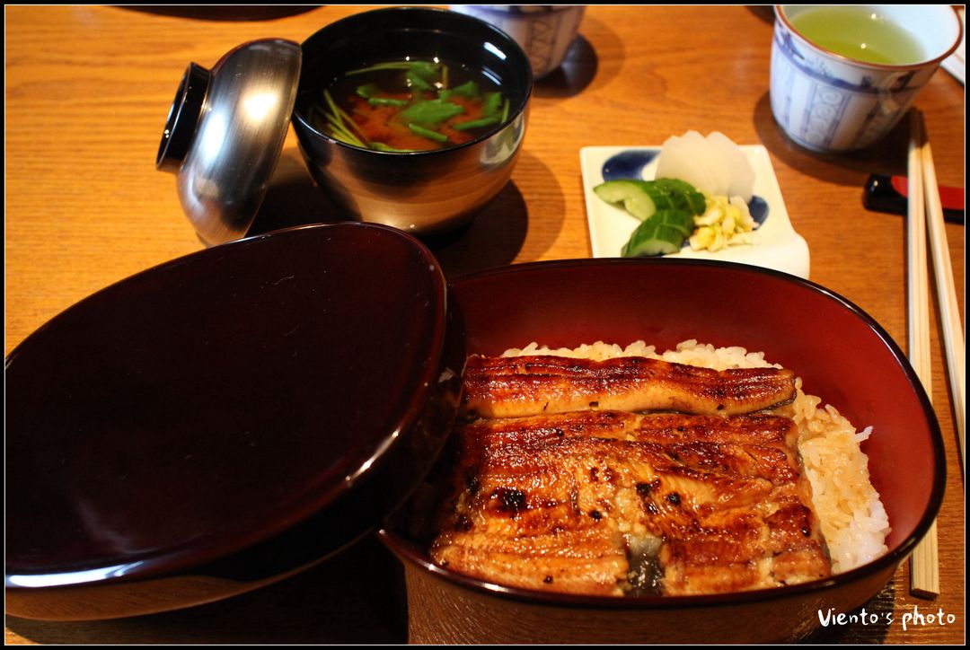 【上うな重定食中還有魚肝湯，可以選擇清湯或是赤味噌，湯中還有香菇、鴨兒芹】