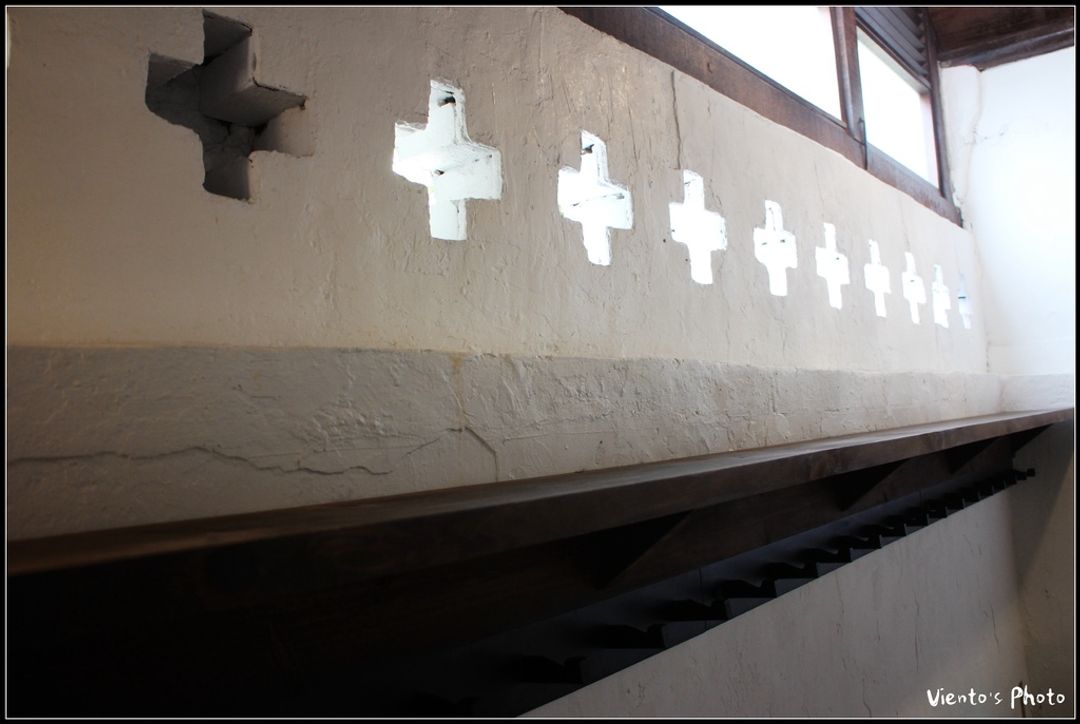 【這面有十字造型鏤空的牆面，也是瀧乃湯在第一代經營者時期就存有的，因為非常有特色，整修後後還是保留下來，下方是置物架】