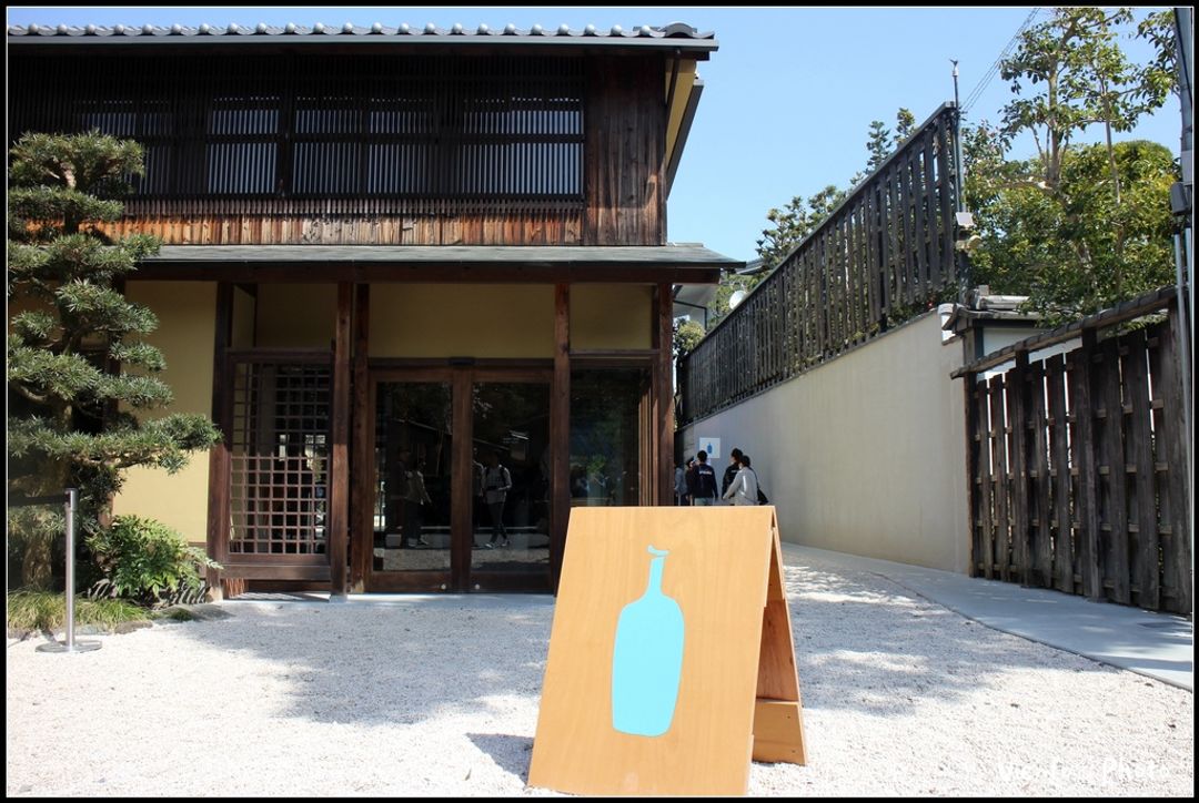 【京都藍瓶咖啡分成前棟商品賣店，以及後棟咖啡廳】