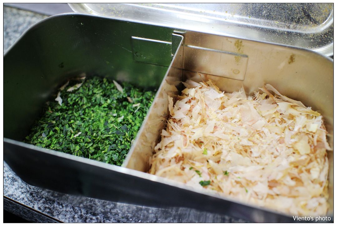 【桌旁的小鐵盒內有柴魚片和綠海苔，可以隨自己的喜愛自行灑在御好燒上，】