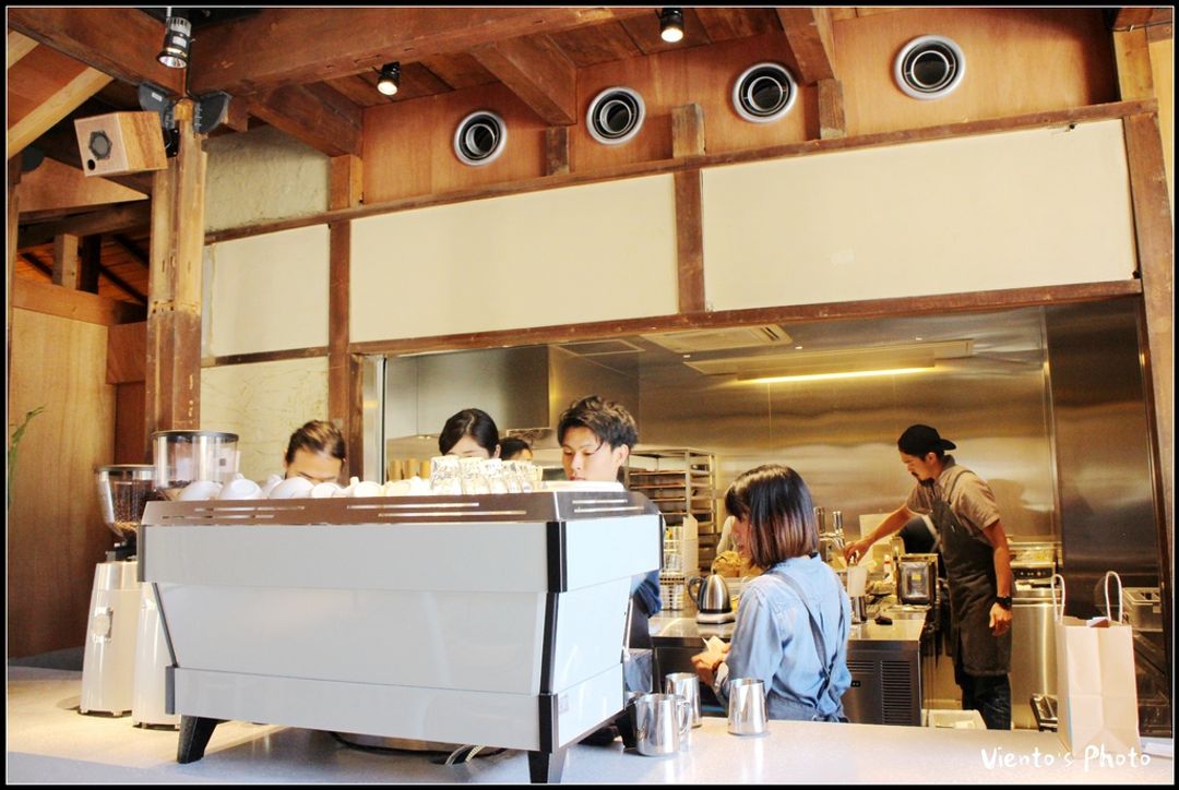 【除了手沖咖啡櫃台，還可以看到義式咖啡機櫃台，以及冰咖啡的製作區】