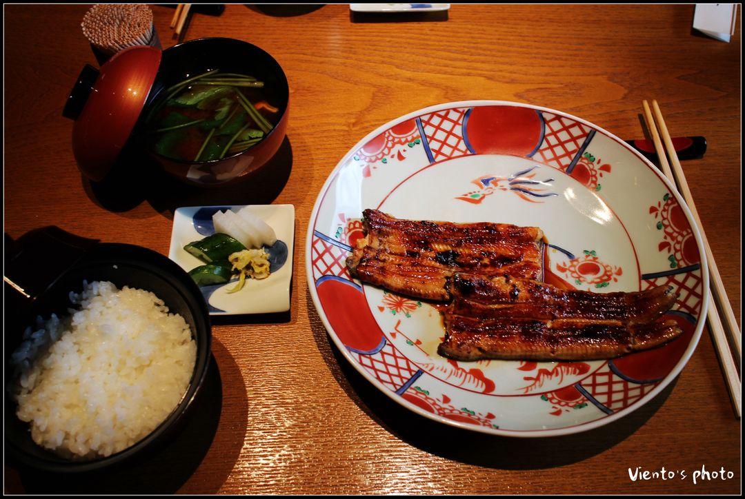 【「蒲焼きコース」的鰻魚份量較多，吃起來也比上重箱盒定時來的滿足】