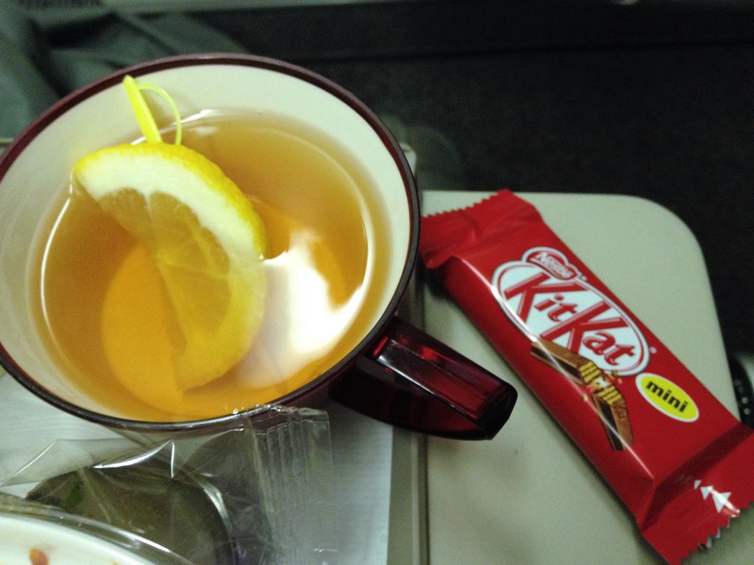 &nbsp; 韓亞機上紅茶提供檸檬片 