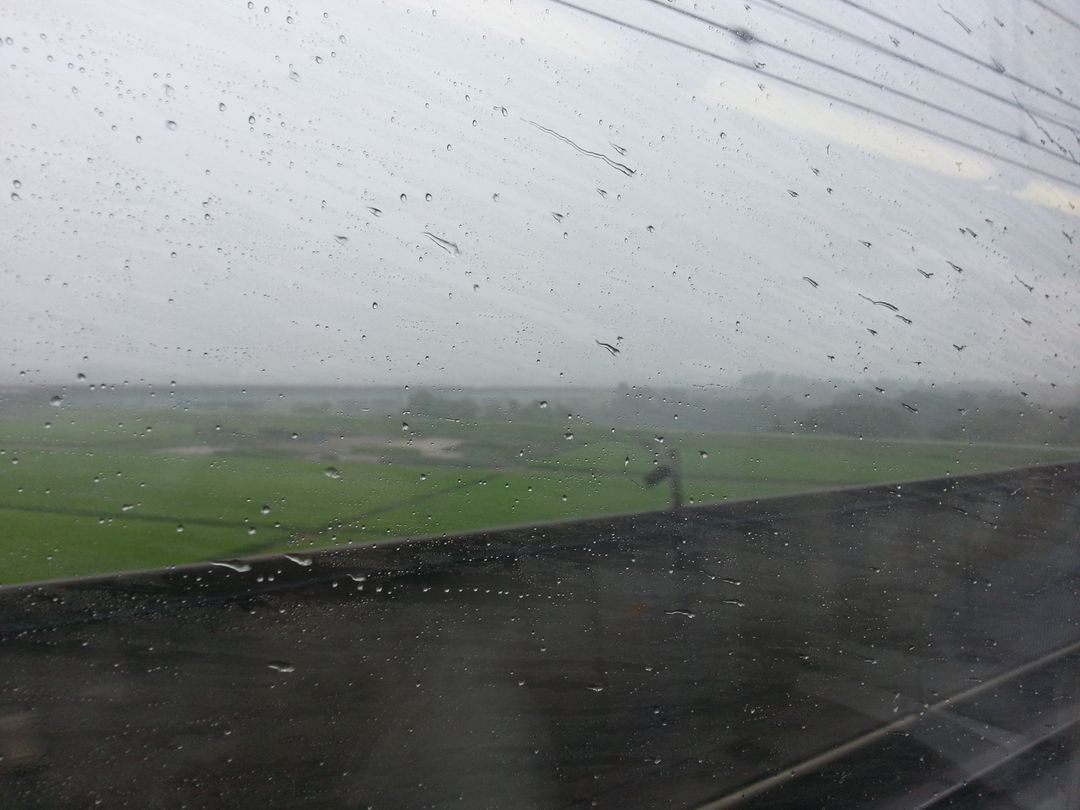 搭新幹線往長岡的路上開始下雨，讓人超擔心。 