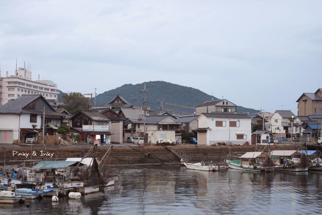 在這裡只有矮矮的屋舍、小小舊舊的漁船，以及海浪輕輕的拍打聲