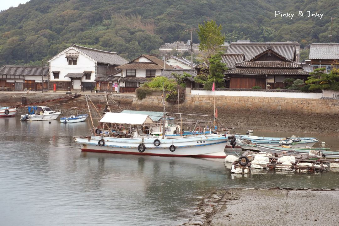 小漁村裡就好像無人居住，安靜到只剩海鳥及海浪拍打聲