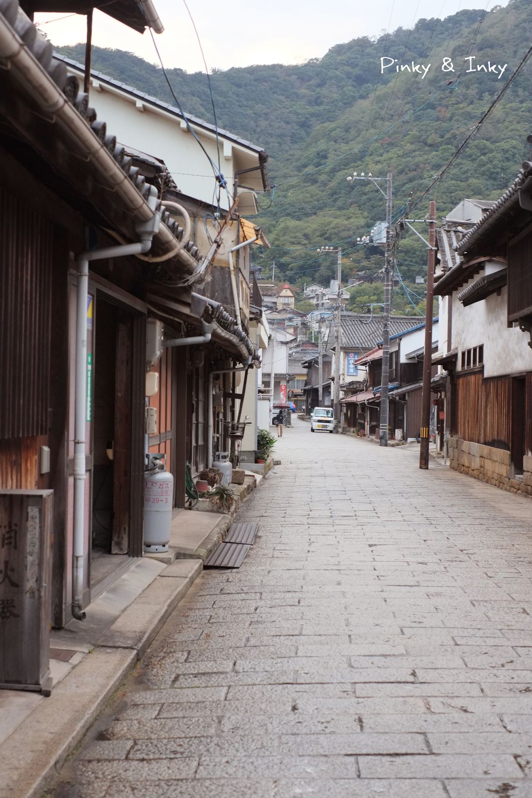 走過這長長的街道就要離開這個地方