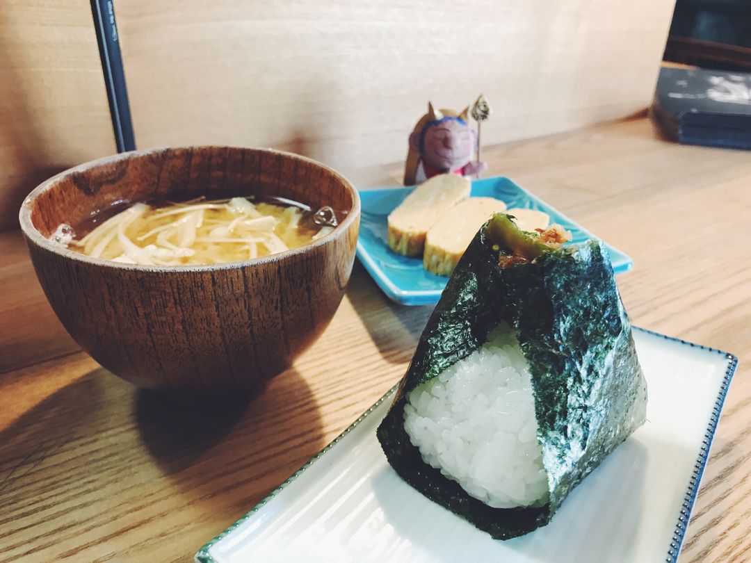 我的飯糰套餐（後面有一個小小河童）日本的味噌湯真的一級棒好喝