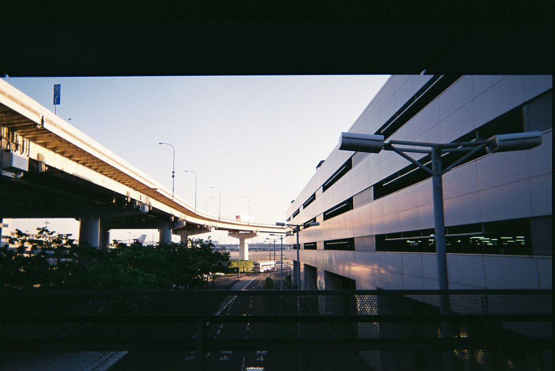 拍攝於機場出來通往ＪＲ的路上 by底片相機