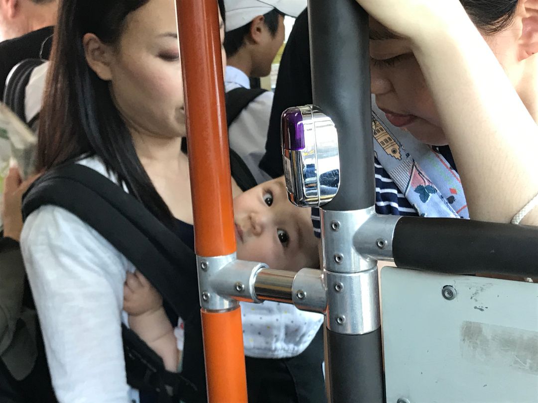 公車上超可愛的混血兒寶寶，大家都在看他