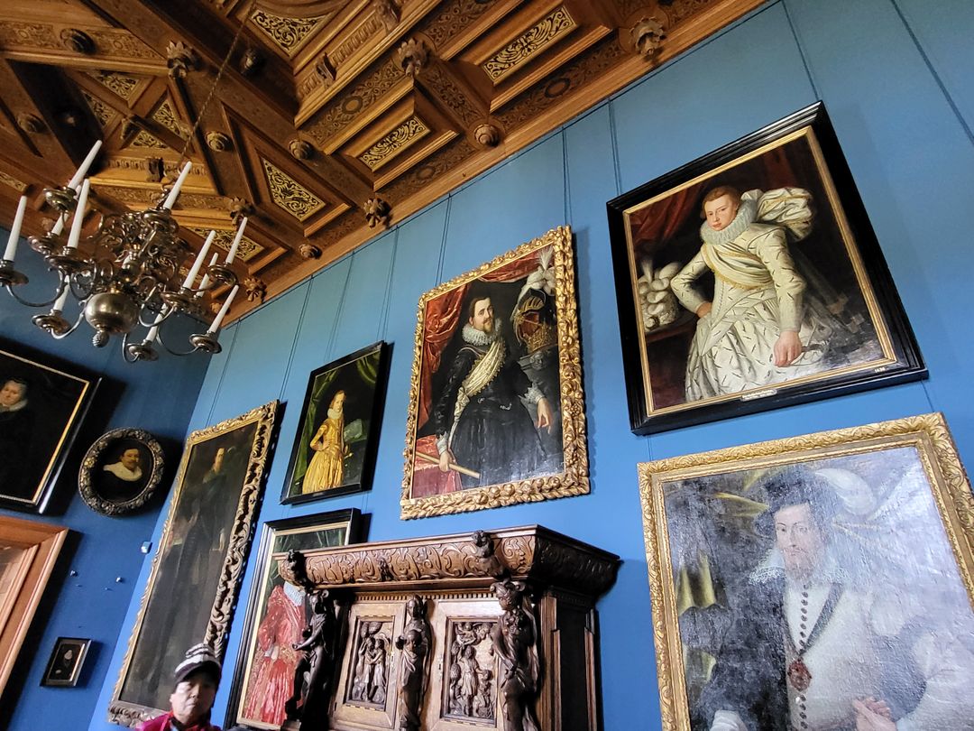 &nbsp; 佛雷德利克堡，王城華麗壯觀，令人流連。 這座荷蘭文藝復興式紅磚建築，列名北歐最漂亮的城堡之一，氣派豪華 的內部裝潢，展示皇室人物肖像畫作，和戰爭情史經歷，給人皇室八點檔的感覺&nbsp;&nbsp;