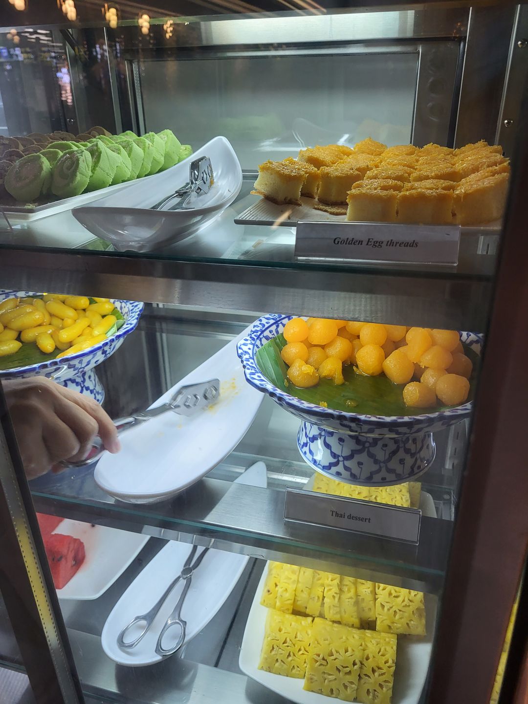 &nbsp; 我們在曼谷轉機所以就拿門檻最低JCB卡去機場貴賓室吃吃喝喝，我特喜歡蛋黃醬配火雞肉，就是甜點都不是很合我的胃口~哈哈&nbsp;&nbsp;