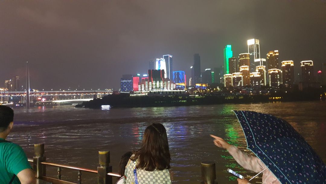 我們也有搭船到長江的兩江會流處，就是圖中一條水波的地方，我也沒想過原來長江這麼黃，我都以為他是黃河了