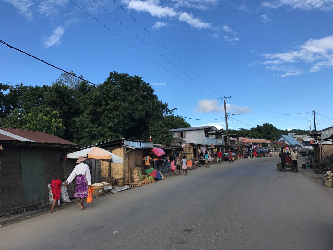 在整趟公路旅行，會經過許多大大小小的城鎮，此圖已經是出了都市後，相對繁華的城鎮一隅。(如同之前提到的，在馬達加斯加，有將近90%的人口是生活在貧窮線以下，亦即收入不到$1.25~2美元/天)
