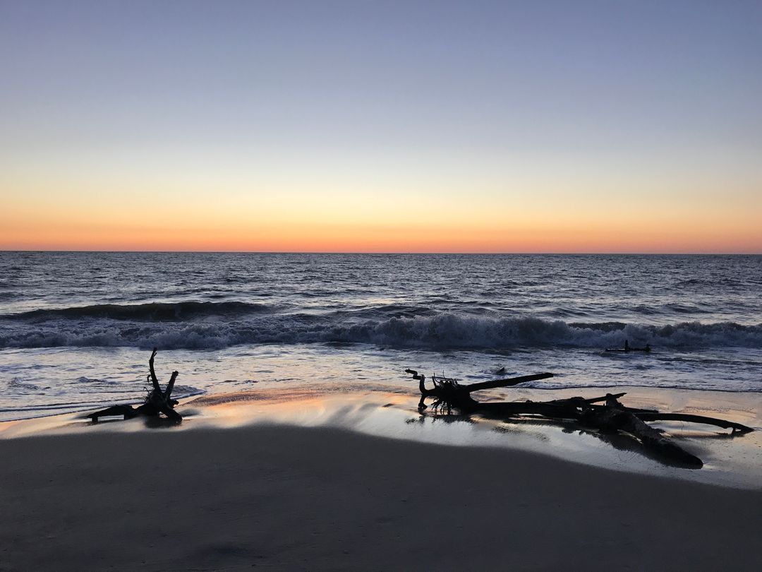 &nbsp; 海水與沙灘，在夕陽落下的同時呈現出非常獨特的靛紫色。叫了幾瓶啤酒與Zebu串慢慢看著夕陽落下，也是一種享受！&nbsp;&nbsp;