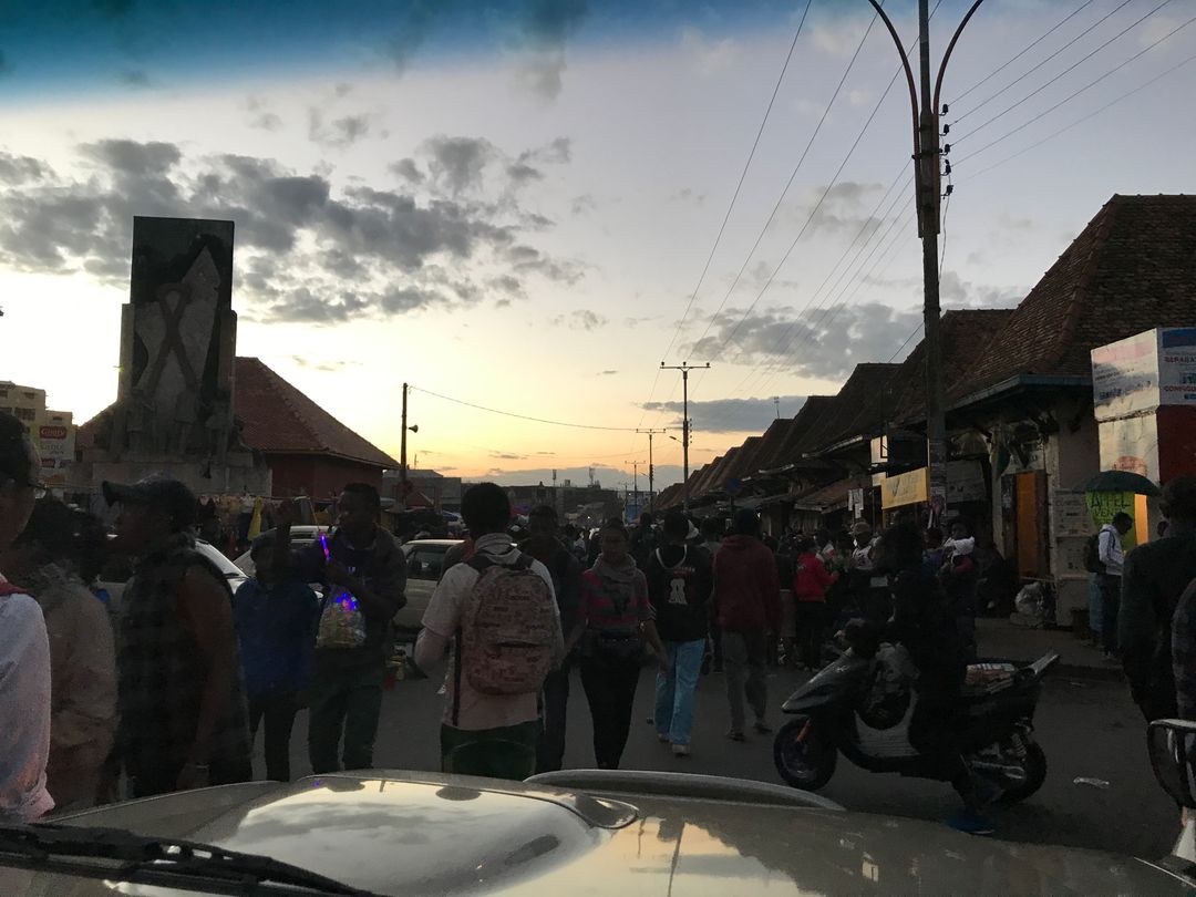 市集, 4:30 p.m.，魚貫的人群趕在日落前採買。而馬達加斯加因為緯度高，大概 晚上7點大地就被黑夜覆蓋。