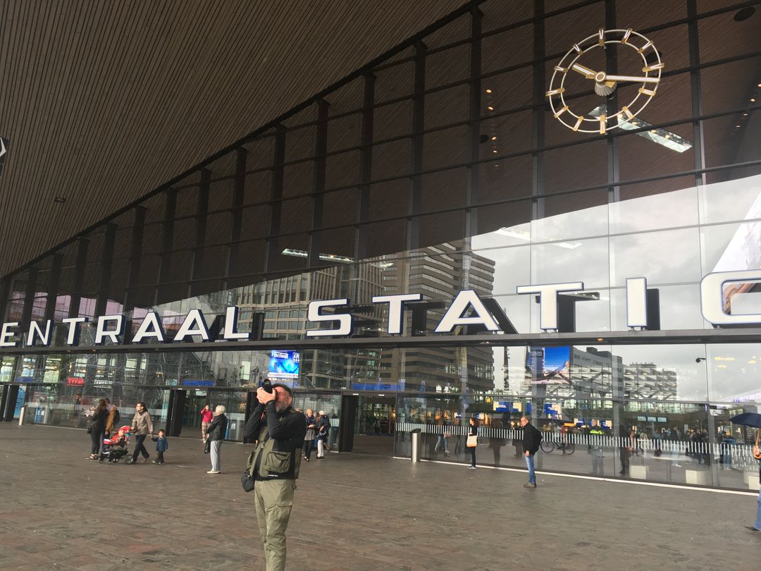 要去小孩堤坊，搭火車的話要先搭車到Rotterdam Centraal.