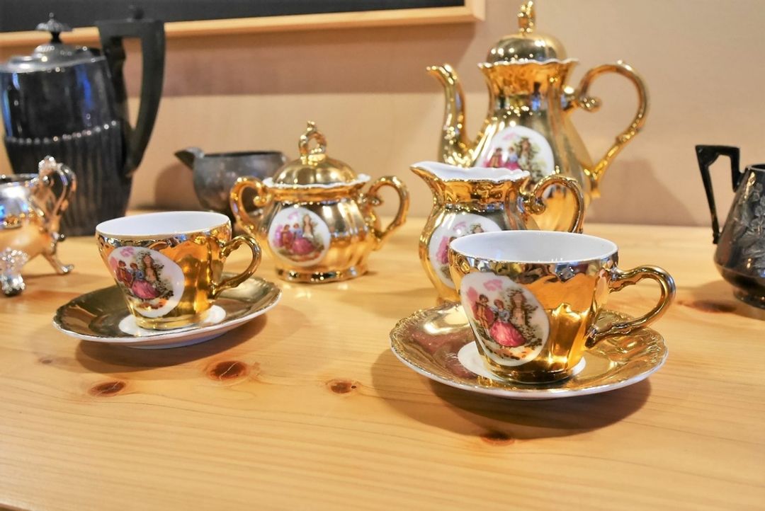 &nbsp; 不過放置於壁爐上的金黃色茶具倒是十分精緻美麗 &nbsp;
