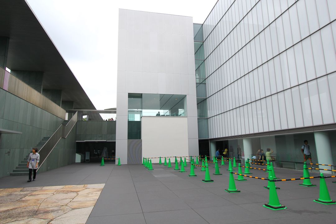 美術館與往二樓的戶外空間，戶外空間旁為用餐區