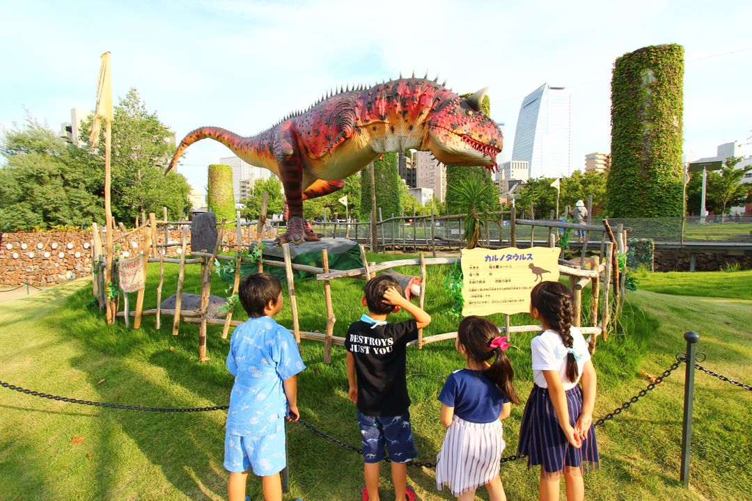 日本小朋友在看恐龍