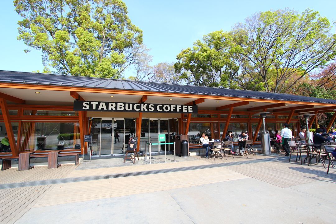 日本 東京 景點 另一最美上野恩賜公園星巴克 櫻花季後的綠意 公園裡的咖啡香 日本 東京 關東 旅行酒吧