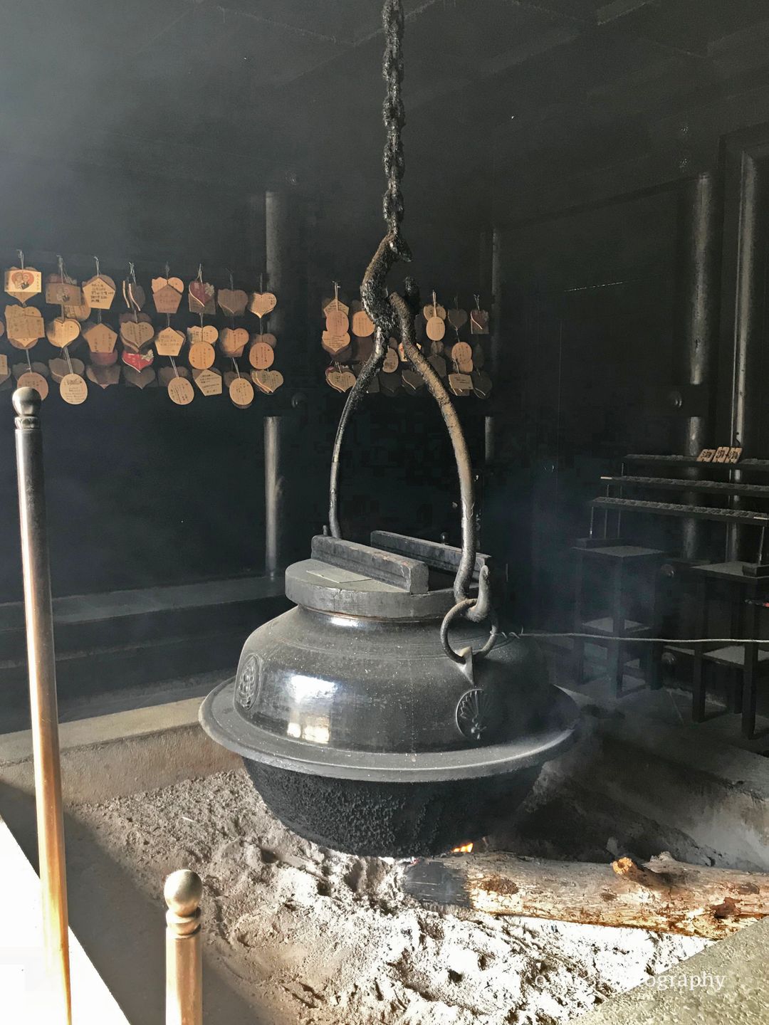 不滅靈火 － 據說靈火堂裡的靈火是弘法大師於大同元年(806年)來此修行時燃點，至今已有1200年不曾熄滅；傳說鐵壺內的水能醫百病。
