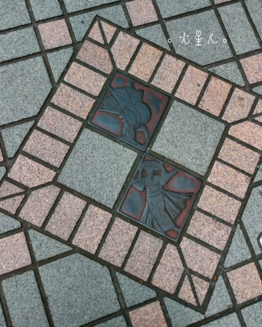 本星很喜歡拍日本的地板，都會有些很代表城市的圖