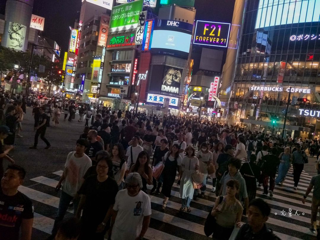 有名的過馬路人潮!!! 在很多日劇都看得到的場景!!!