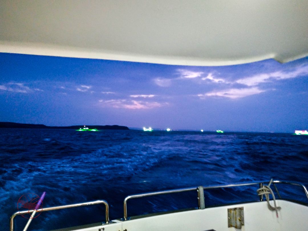 海上的七彩霓虹燈!! 都是夜釣小管魚船嗎!?