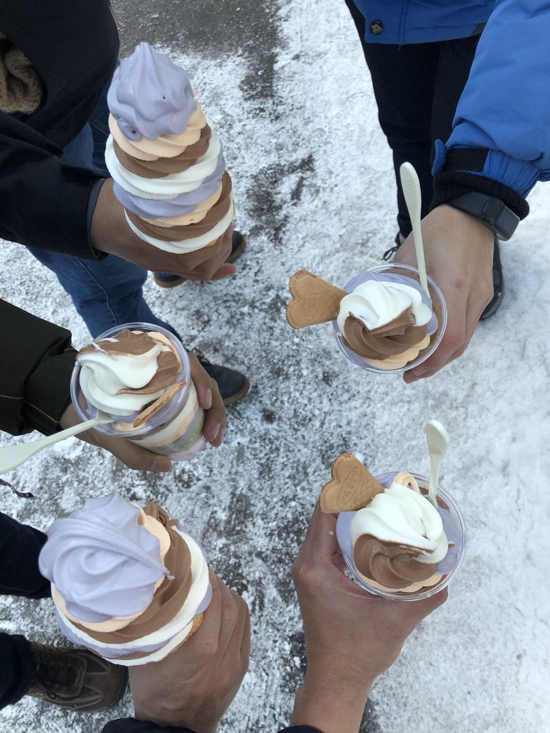 在雪地裡吃冰，手也超兵的