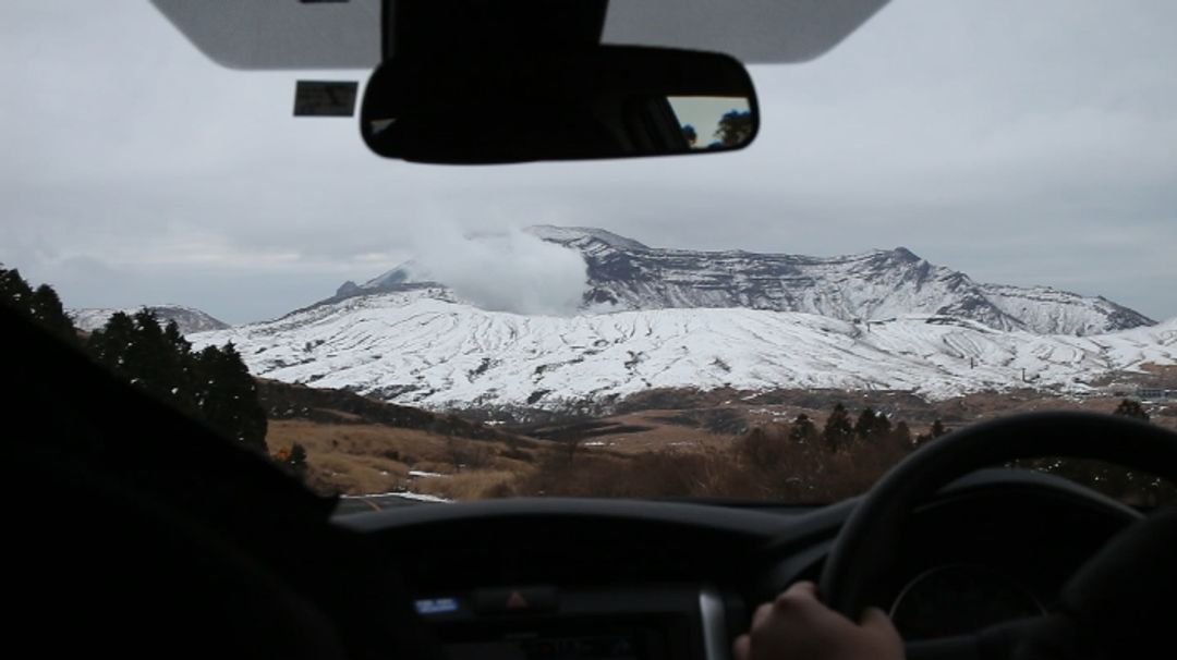 遙望令人敬畏的阿蘇火山。