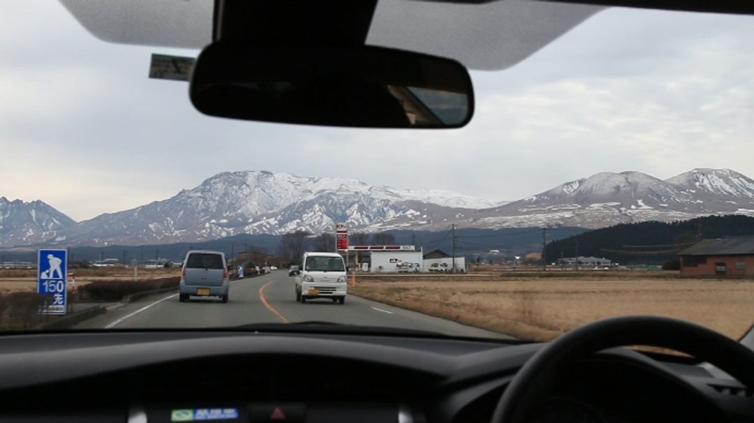 自駕前往阿蘇山，沿途山景令人著迷。