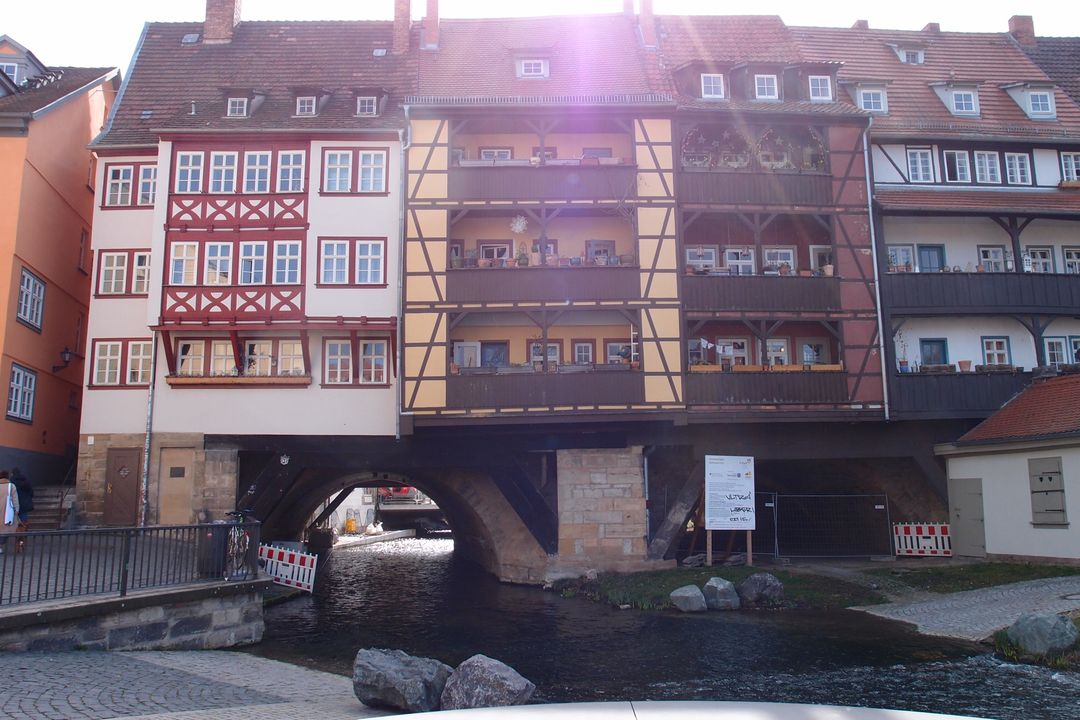 Erfurt特色建築景觀，房子蓋在河上，當時有整修。