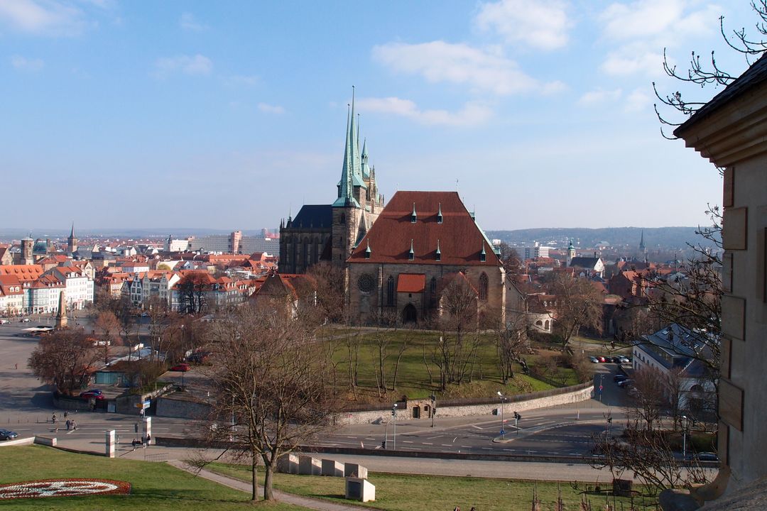 從 Peterskirche Erfurt上平台，眼前建築物為Erfurt Cathedral