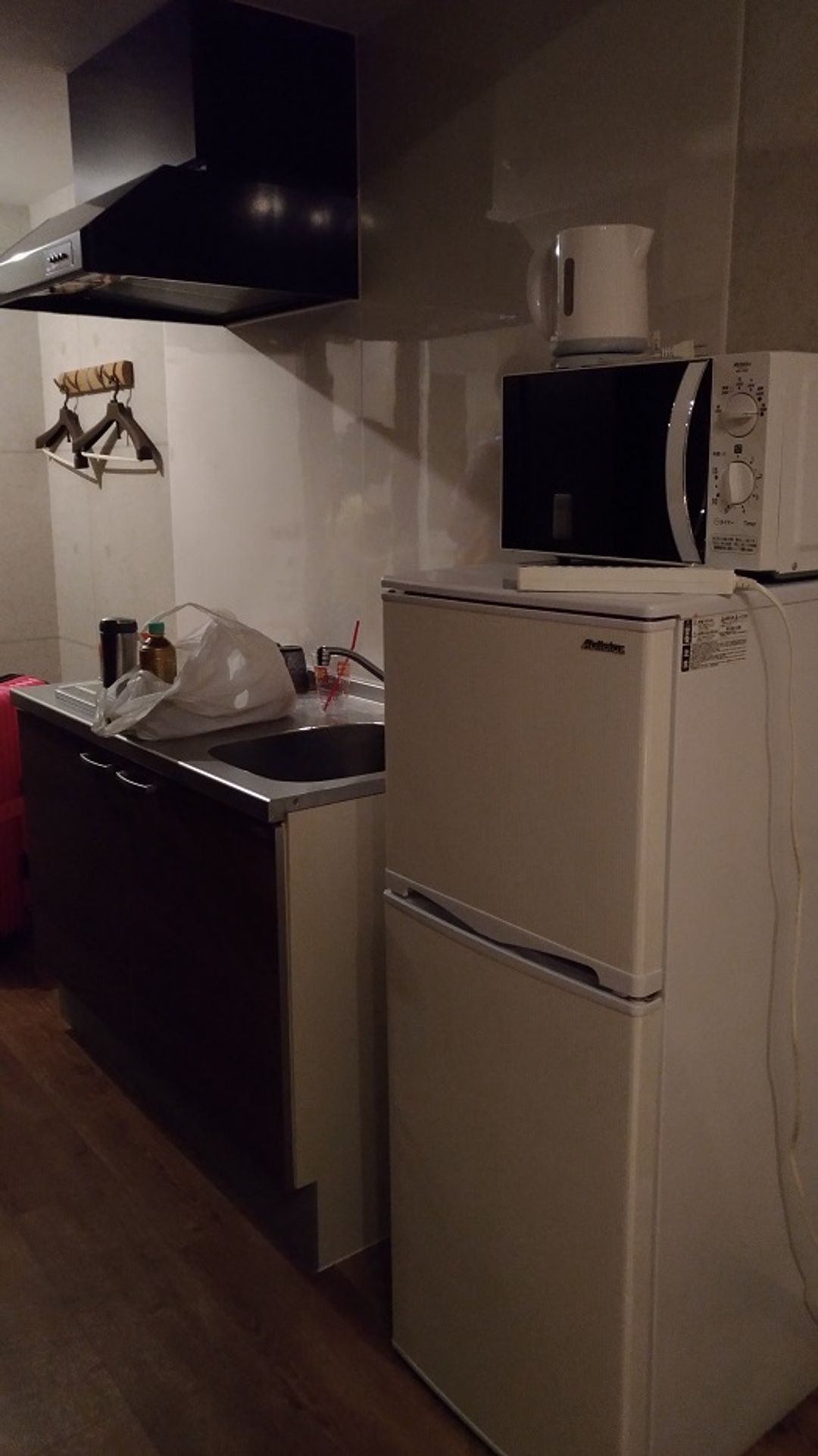 簡易廚房和家庭號冰箱