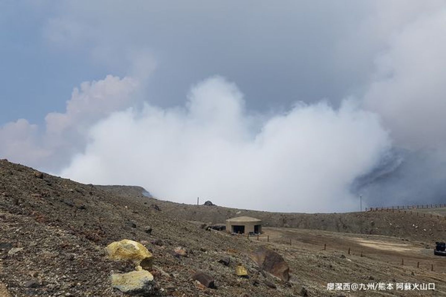 帶孩子一起去日本138 九州環島自駕遊 熊本 18 07 近距離觀賞活火山的火山口 阿蘇中岳火山口 日本 九州 旅行酒吧